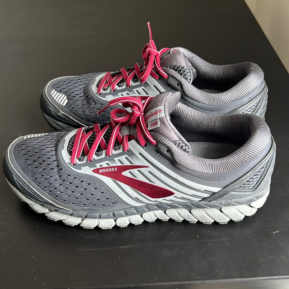 Brooks Beast 18 Grey Red 11.5 D